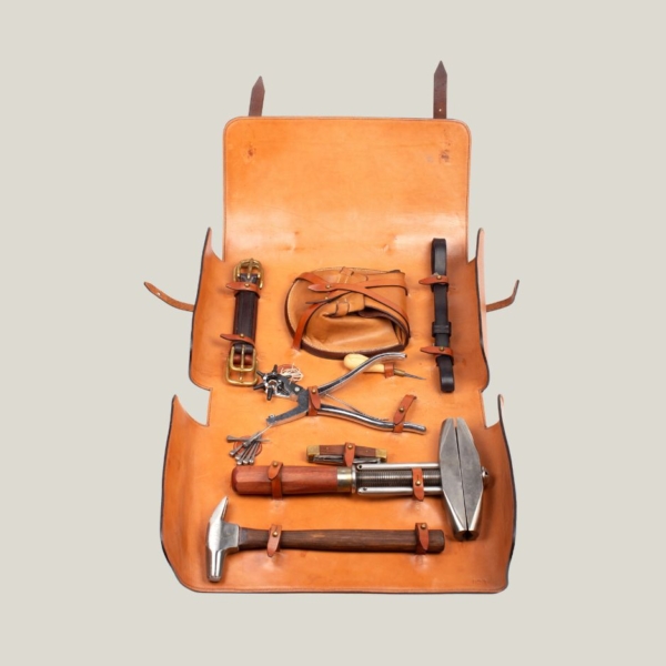interior maletin herramientas dorantes piel cerdo oscura