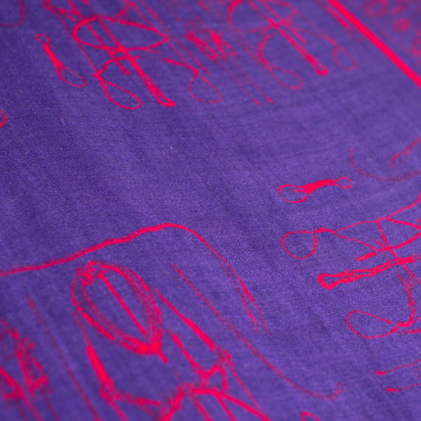 Pashmina de cachemira/seda en color morado y rosa.Cada pashmina está cuidadosamente elaborada por expertos artesanos de Dorantes Harness.