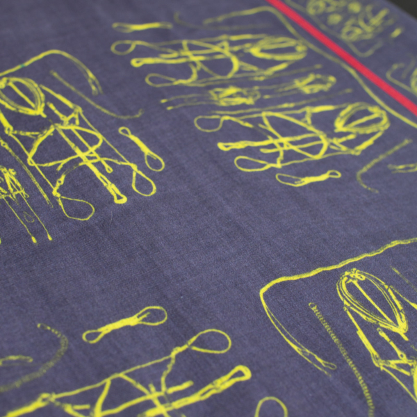 Pashmina de cachemira/seda en color azul con dibujos en colores amarillos y rojos. Cuidadosamente elaboradas por expertos artesanos técnicas tradicionales