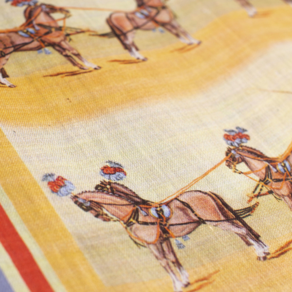 Pashmina de cachemira y seda con diseño de caballos enganchados en cuarta. Cada pashmina está cuidadosamente elaborada por expertos artesanos de Dorantes