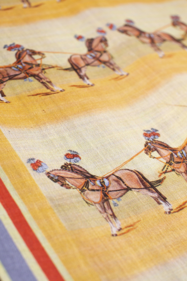 Pashmina de cachemira y seda con diseño de caballos enganchados en cuarta. Cada pashmina está cuidadosamente elaborada por expertos artesanos de Dorantes