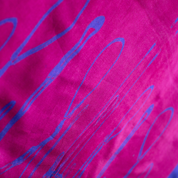 Pashmina Dorantes Harness. Cada pashmina está cuidadosamente elaborada por expertos artesanos utilizando técnicas tradicionales de tejido y tintura.