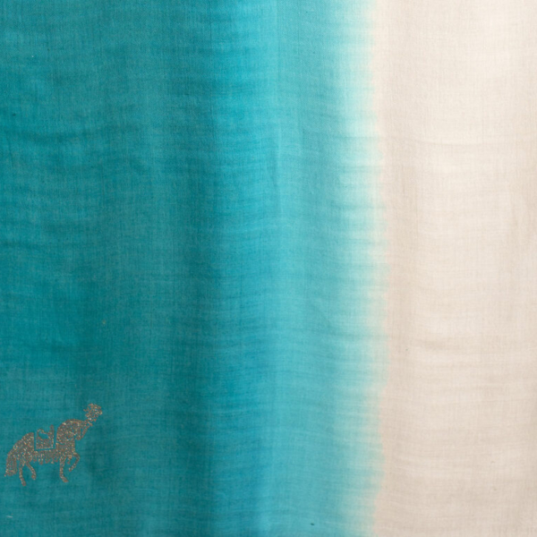 Pashmina de cachemira y seda en color celeste degradado con cristal Swarovski. Cada pashmina está cuidadosamente elaborada por expertos artesanos Dorantes