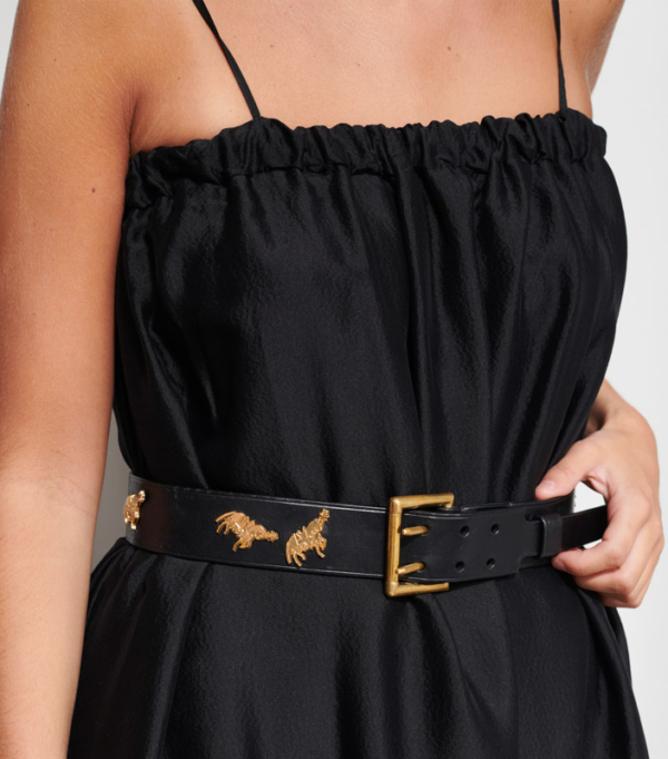 modelo cinturon negro latiguillo hebilla dorada y caballos