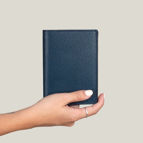 hand-holding porta pasporte blue dorantes
